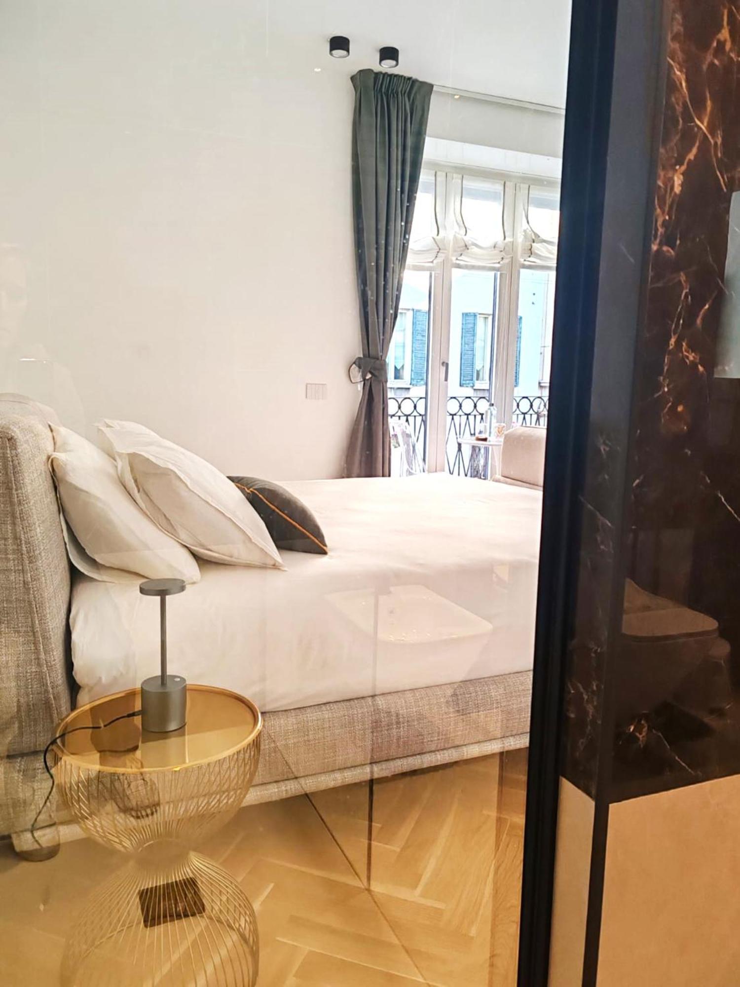 B And G San Babila- Luxury In The Heart Of Milano - Design District Hotell Exteriör bild
