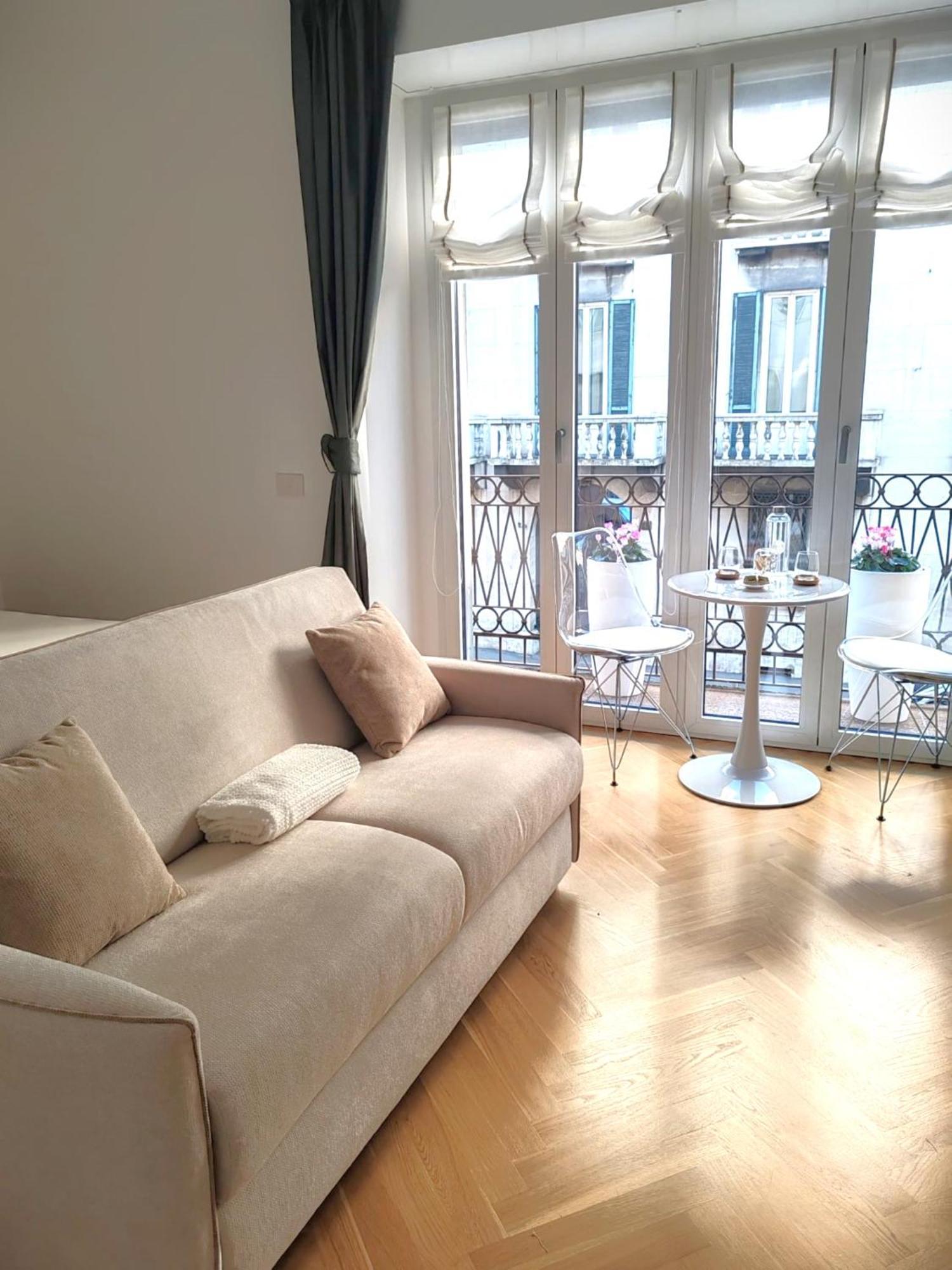 B And G San Babila- Luxury In The Heart Of Milano - Design District Hotell Exteriör bild